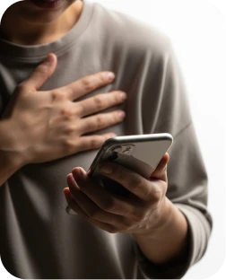 imagem homem segurando celular